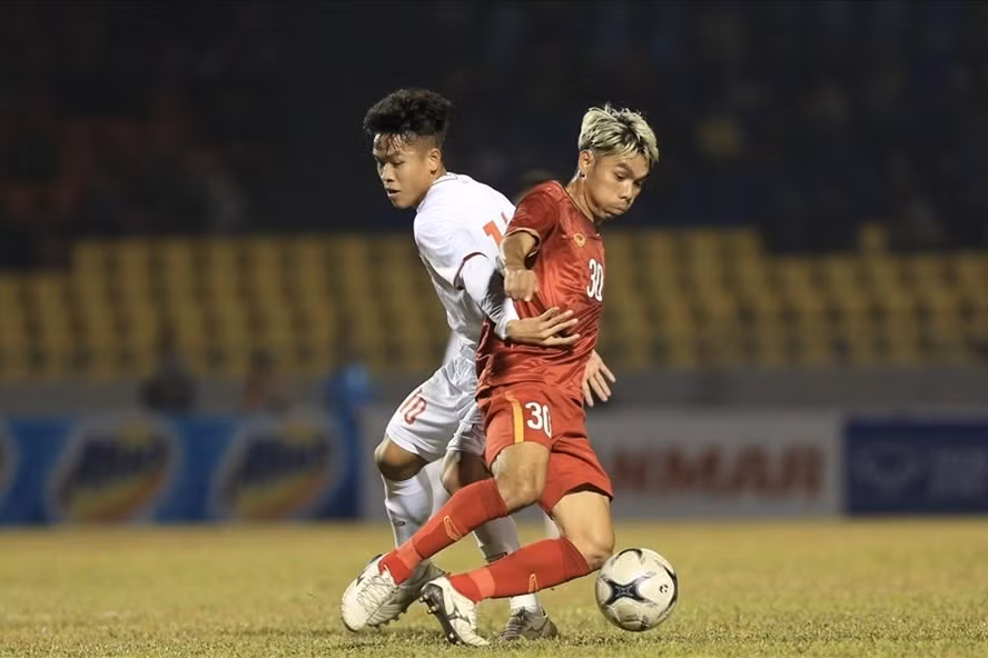 Cao Văn Triền (áo đỏ) trong màu áo đội tuyển Việt Nam. Ảnh: Hoài Thu