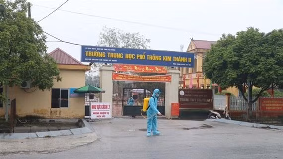  Phun khử khuẩn tại Hải Dương. (Ảnh: Mạnh Minh/TTXVN)