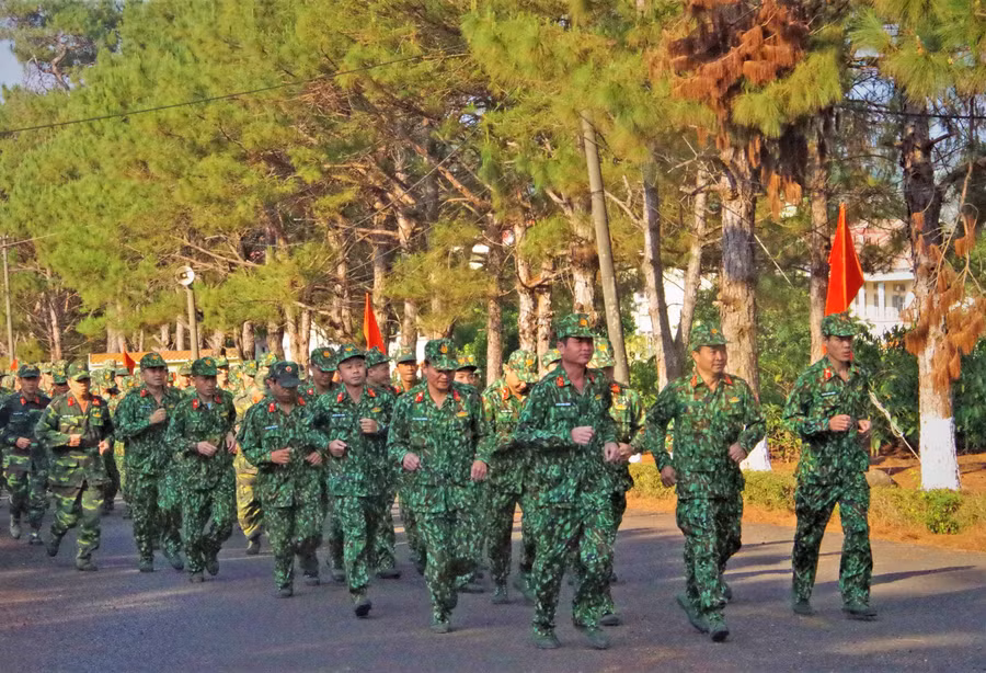 Đội hình Phòng Chính trị, Bộ CHQS tỉnh tham gia Ngày chạy thể thao quân sự (CISM). Ảnh: Huy Bắc.