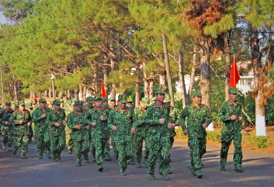 Đội hình Phòng Chính trị, Bộ CHQS tỉnh tham gia Ngày chạy thể thao quân sự (CISM). Ảnh: Huy Bắc.