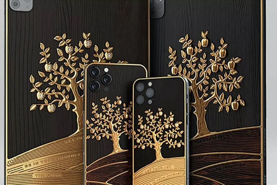 iPad Pro và iPhone vàng của công ty Nga Caviar. Ảnh: Caviar