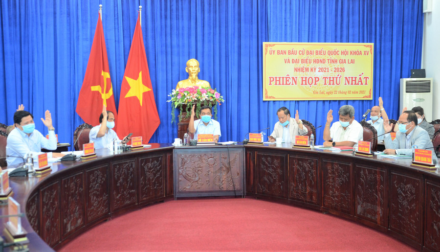 Các thành viên Ủy ban bầu cử đại biểu Quốc hội khóa XV và đại biểu HĐND nhiệm kỳ 2021-2026 tỉnh biểu quyết ban hành nghị quyết. Ảnh: Phương Linh