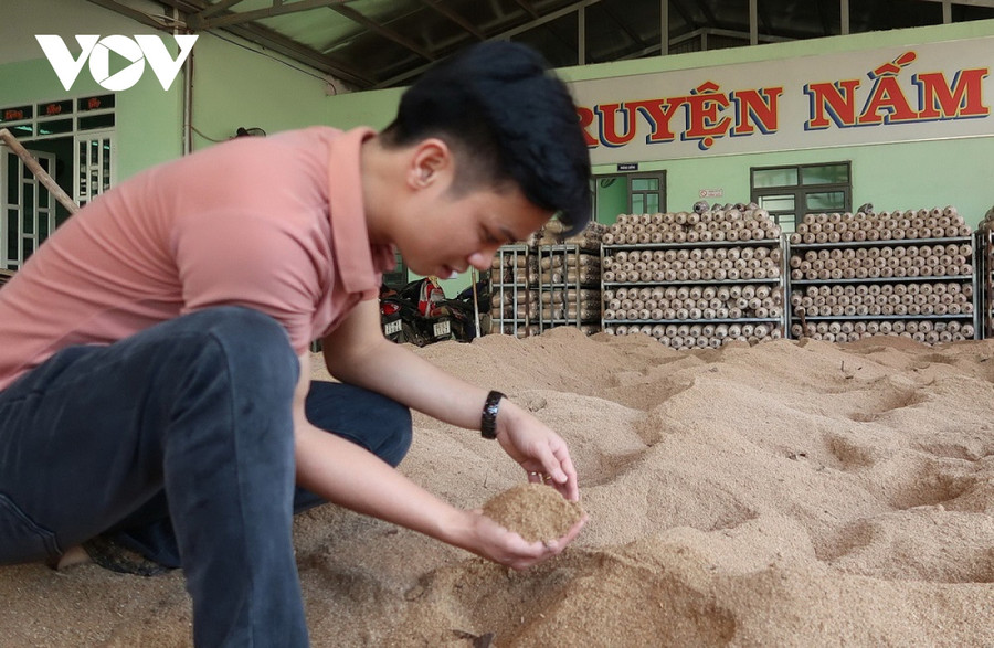 Truyện cẩn thận kiểm tra quy trình trộn chất cho vào bịch phôi nấm