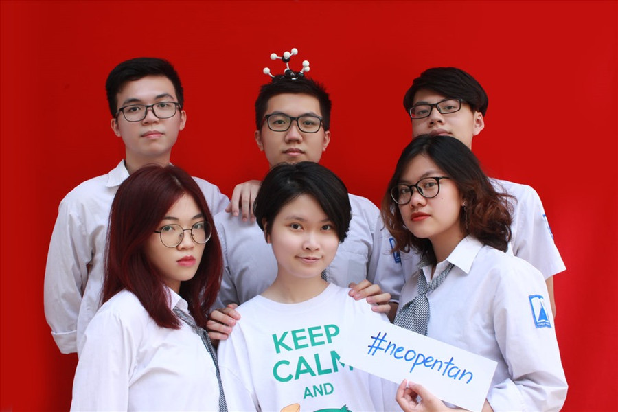 Hải Ly chụp hình cùng các bạn trong lớp. Ảnh: NVCC