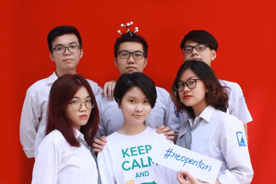 Hải Ly chụp hình cùng các bạn trong lớp. Ảnh: NVCC