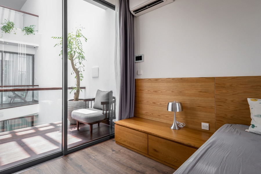 Tầng 3 là phòng ngủ của bố mẹ và con. Tất cả các phòng ngủ trong nhà đều có hai mặt thoáng. Một mặt hướng ra trước hay sau nhà, một mặt hướng về giếng trời. Tầng 3 là phòng ngủ của bố mẹ và con. Tất cả các phòng ngủ trong nhà đều có hai mặt thoáng. Một mặt hướng ra trước hay sau nhà, một mặt hướng về giếng trời.