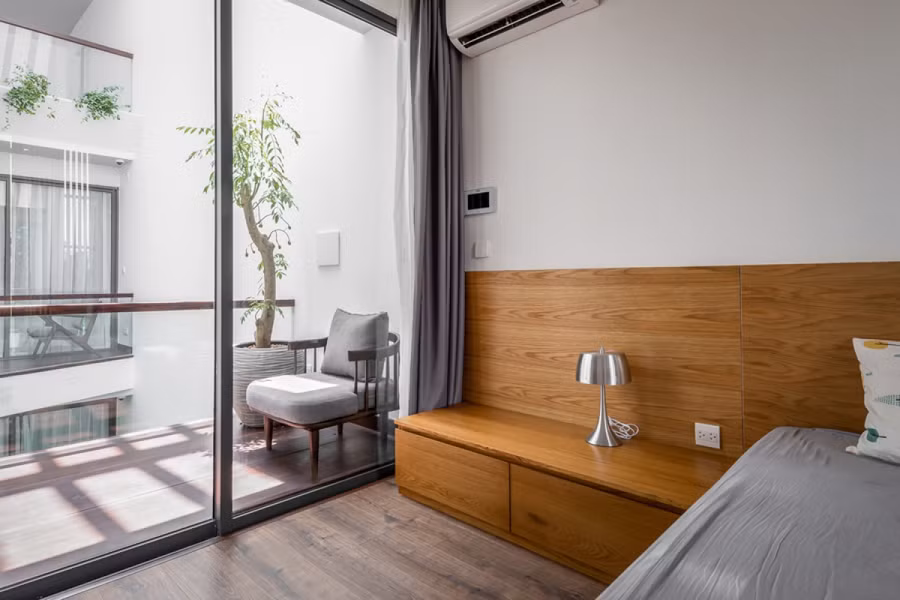  Tầng 3 là phòng ngủ của bố mẹ và con. Tất cả các phòng ngủ trong nhà đều có hai mặt thoáng. Một mặt hướng ra trước hay sau nhà, một mặt hướng về giếng trời.