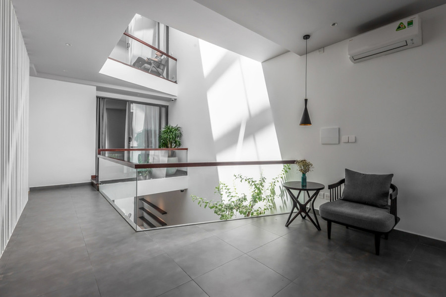 “Hy sinh” một diện tích khá lớn để làm giếng trời, song nhờ đó ngôi nhà luôn sáng sủa, thoáng đãng và không gian rộng mở. “Hy sinh” một diện tích khá lớn để làm giếng trời, song nhờ đó ngôi nhà luôn sáng sủa, thoáng đãng và không gian rộng mở.