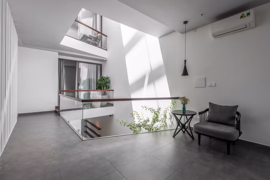 “Hy sinh” một diện tích khá lớn để làm giếng trời, song nhờ đó ngôi nhà luôn sáng sủa, thoáng đãng và không gian rộng mở.