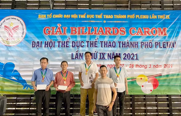 Ban tổ chức trao phần thưởng và huy chương cho các cơ thủ đạt giải. Ảnh: Hà Phương