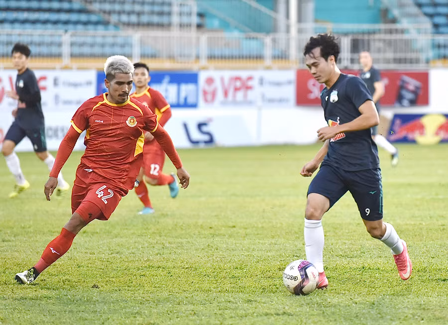 Hoàng Anh Gia Lai (bên phải) đã có màn tập dợt quan trọng trước Công an nhân dân. Ảnh: Văn Ngọc