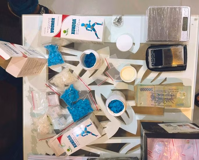 Số thuốc lắc cùng tang vật liên quan thu giữ từ các đối tượng (Ảnh: Người Lao Động)