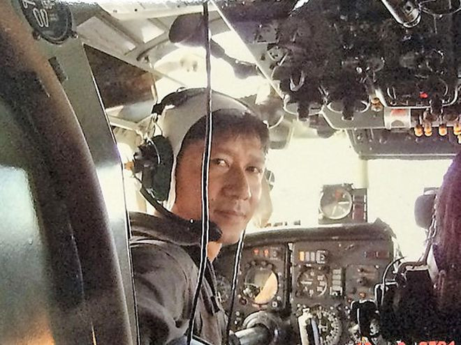 Đại úy - cơ trưởng Nguyễn Anh Sơn trước giờ bay ra Trường Sa làm nhiệm vụ, năm 1988. Ảnh: TƯ LIỆU
