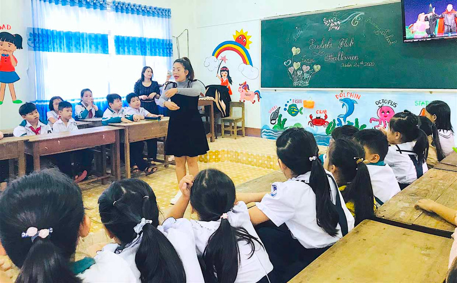 Chất lượng dạy và học môn Tiếng Anh hệ 10 năm giữa các trường không đồng đều. Ảnh: Hồng Thi