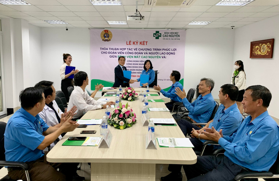  Đại diện các đơn vị chúc mừng ký kết thỏa thuận thành công. Ảnh: Như Nguyện