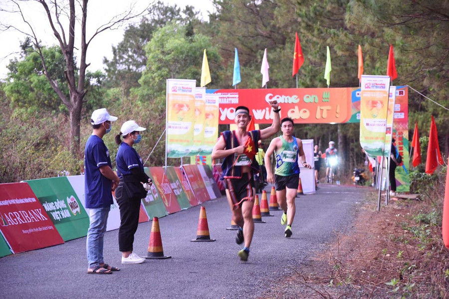 Nam vận động viên này còn đóng khố khi tham gia chạy. Ảnh: Đức Thụy 7