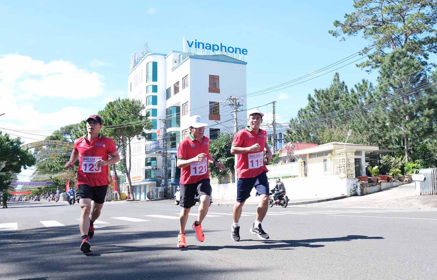 Các thành viên nhóm chạy Gia Lai tham gia giải phong trào ở địa phương. Ảnh: Hoàng Ngọc Các thành viên nhóm chạy Gia Lai tham gia giải phong trào ở địa phương. Ảnh: Hoàng Ngọc