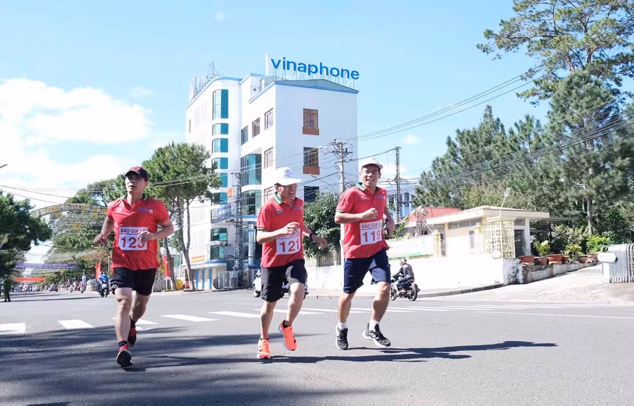 Các thành viên nhóm chạy Gia Lai tham gia giải phong trào ở địa phương. Ảnh: Hoàng Ngọc