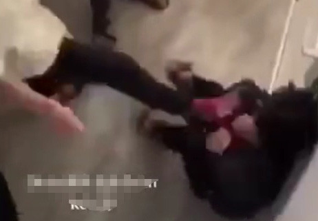  Bị đánh hội đồng, em P.A.T. chỉ dám ngồi chịu trận