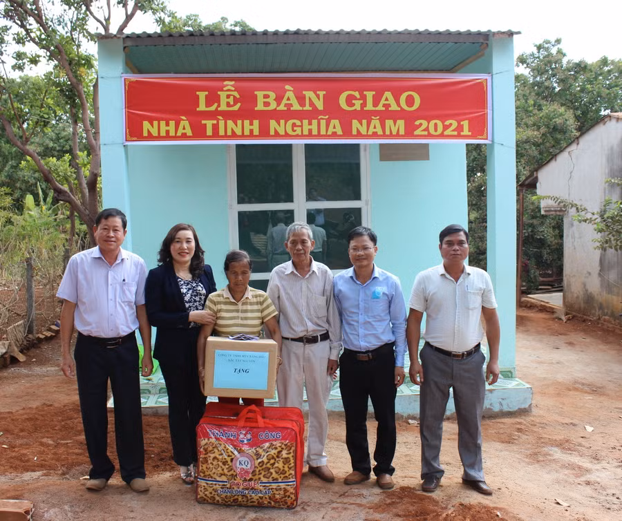  Bàn giao nhà tình thương cho gia đình bà Ksor Mek, làng Dọch Ia Krót (xã Ia Krăi, huyện Ia Grai). Ảnh: Phan Thương