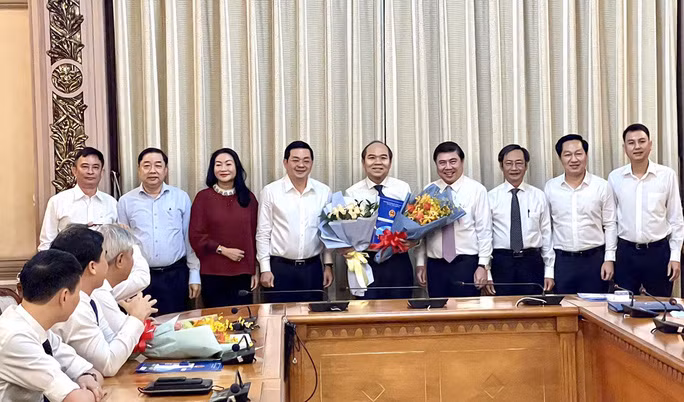 Ông Trần Văn Bảy nhận hoa chúc mừng nhận nhiệm vụ mới