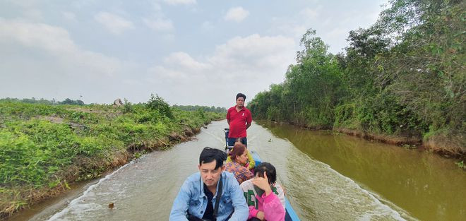 Cuối tuần, nhiều bạn trẻ khám phá thiên nhiên - Ảnh: Tấn Đạt