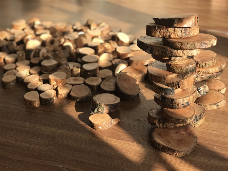 Nguyên liệu được Hảo tận dụng từ những cành gỗ khô. Ảnh: Lan Như.