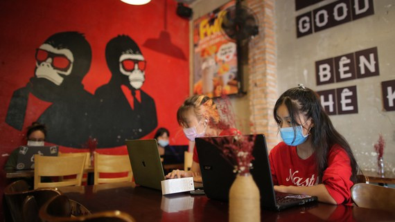  Cà phê Monkey In Black dù phải giảm cửa hàng nhưng vẫn sống được nhờ chuyển đổi qua bán hàng online. Ảnh: DŨNG PHƯƠNG