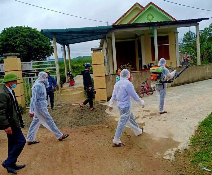  Lực lượng chức năng đang tiến hành phun khử trùng tại các chuồng trại chăn nuôi và hướng dẫn người dân triển khai các biện pháp phòng bệnh cho gia súc