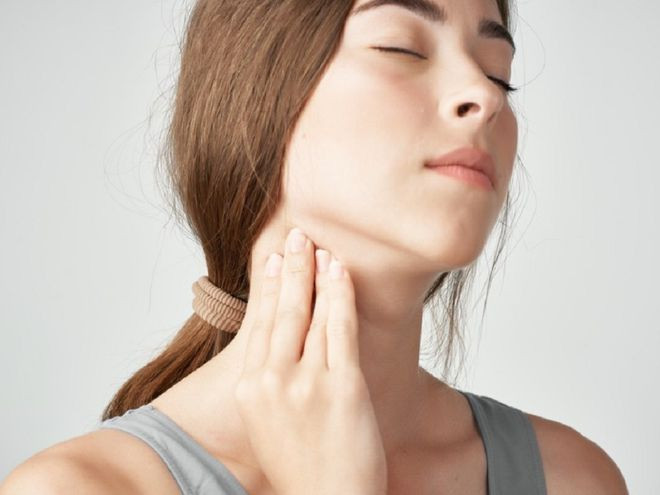 Cục u xuất hiện kéo dài trên cổ có thể là dấu hiệu của ung thư máu - Ảnh: Shutterstock