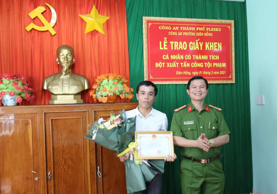 Thượng tá Phan Nhật Toàn tặng giấy khen của Chủ tịch UBND TP. Pleiku cho anh Thủy. Ảnh: Văn Ngọc  Thượng tá Phan Nhật Toàn tặng giấy khen của Chủ tịch UBND TP. Pleiku cho anh Thủy. Ảnh: Văn Ngọc