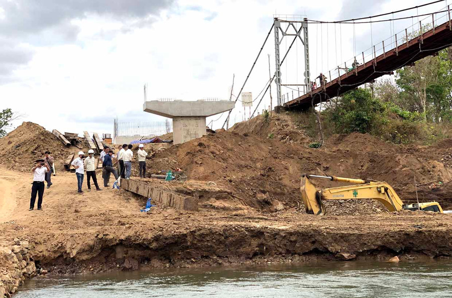 Thi công cầu Ia Mơr trên tỉnh lộ 665. Ảnh: Lê Hòa
