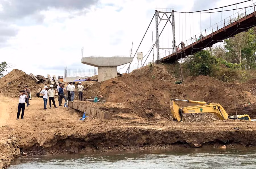 Thi công cầu Ia Mơr trên tỉnh lộ 665. Ảnh: Lê Hòa