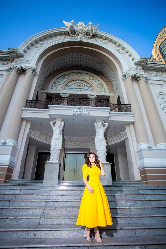 Dù đã ở tuổi ngũ tuần tuy nhiên nhờ việc chăm sóc sức khỏe đúng cách, nàng hậu vẫn giữ được sự trẻ trung, tươi tắn. Cô diện thiết kế ôm dáng với tông vàng chủ đạo dạo phố TPHCM.