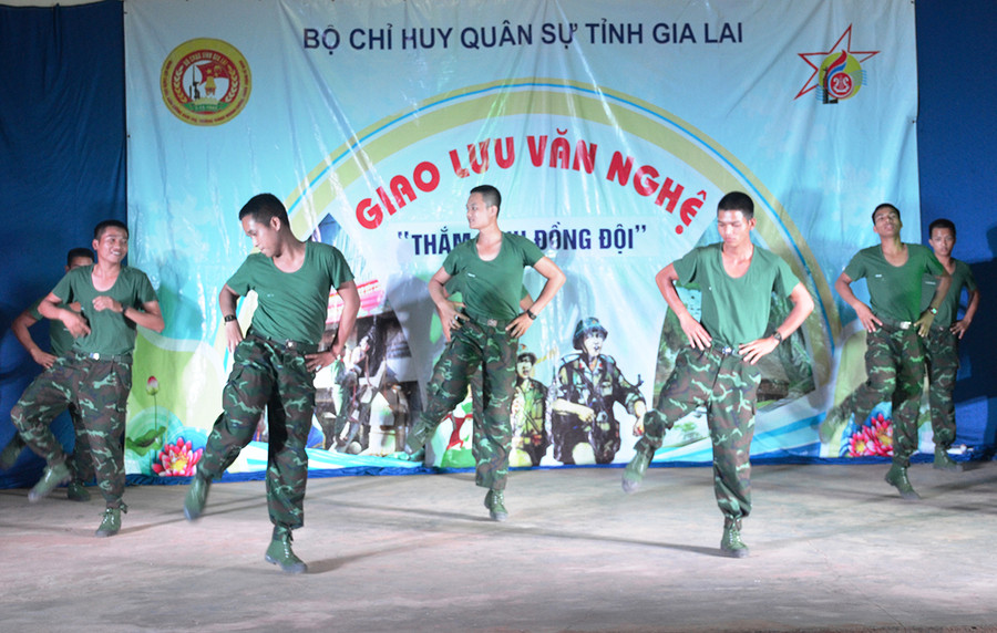 Một tiết mục văn nghệ của tân binh. Ảnh: Vĩnh Hoàng Một tiết mục văn nghệ của tân binh. Ảnh: Vĩnh Hoàng