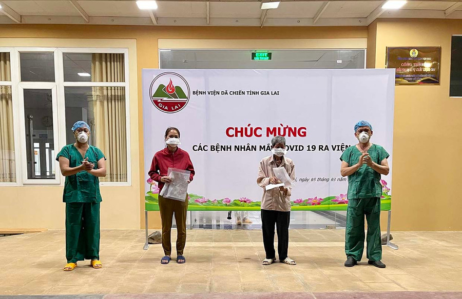 Các bệnh nhân Covid-19 được xuất viện tối 5-3. Ảnh: Như Nguyện Các bệnh nhân Covid-19 được xuất viện tối 5-3. Ảnh: Như Nguyện