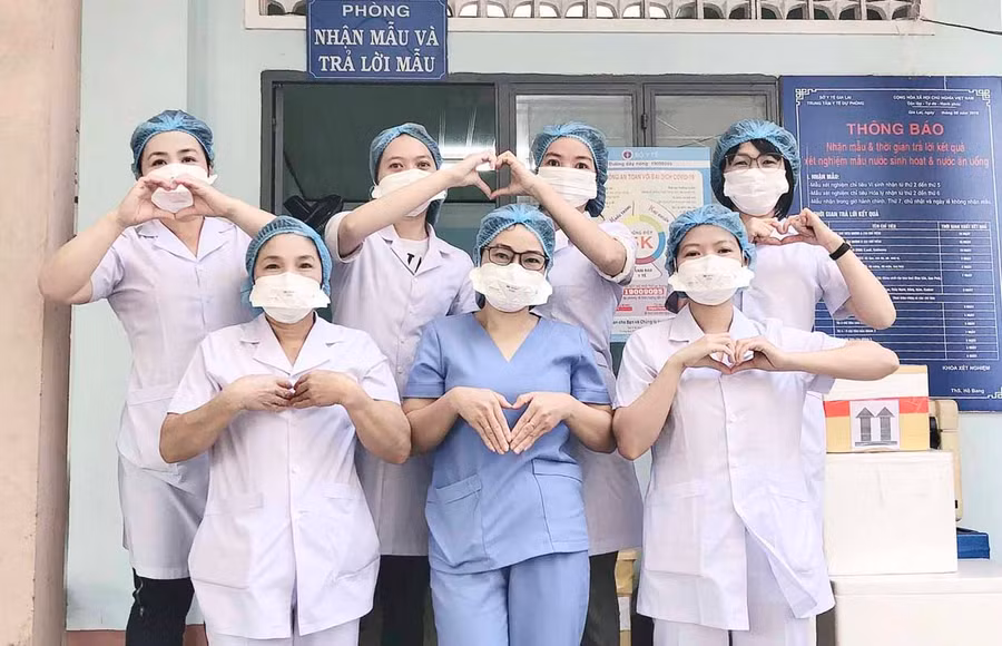 Nữ cán bộ, nhân viên Khoa Xét nghiệm (Trung tâm Kiểm soát bệnh tật tỉnh) luôn lạc quan trong cuộc chiến chống dịch Covid-19. Ảnh: Như Nguyện Nữ cán bộ, nhân viên Khoa Xét nghiệm (Trung tâm Kiểm soát bệnh tật tỉnh) luôn lạc quan trong cuộc chiến chống dịch Covid-19. Ảnh: Như Nguyện