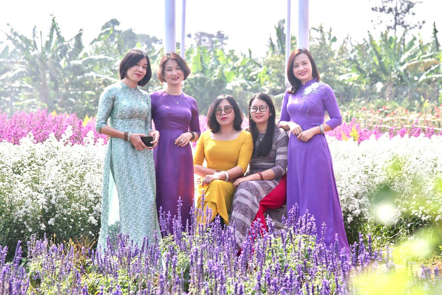  Không gian lãng mạn tràn ngập sắc hoa. Ảnh: Nguyễn Thị Diễm