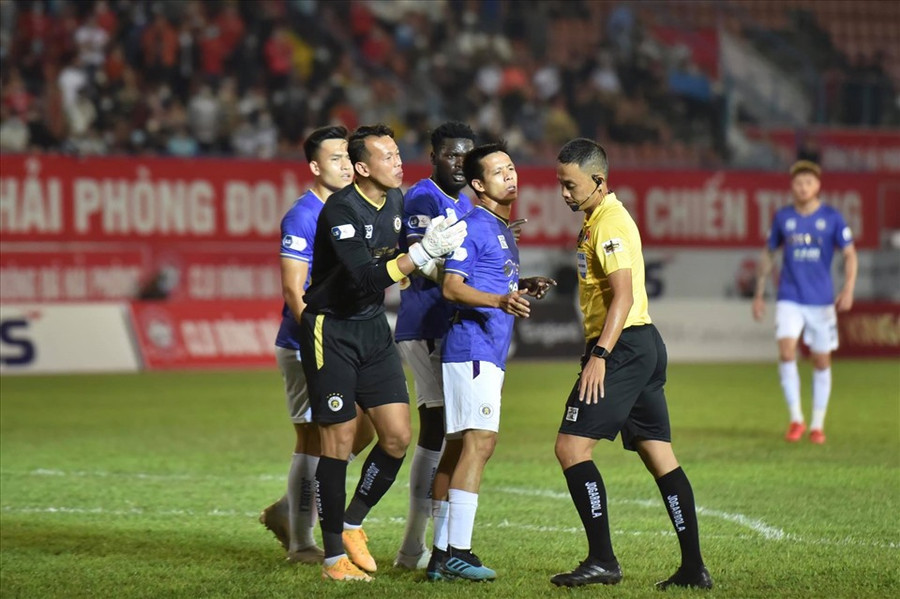  Tấn Trường là điểm tựa vững chắc cho Hà Nội. Ảnh: Minh Hiếu