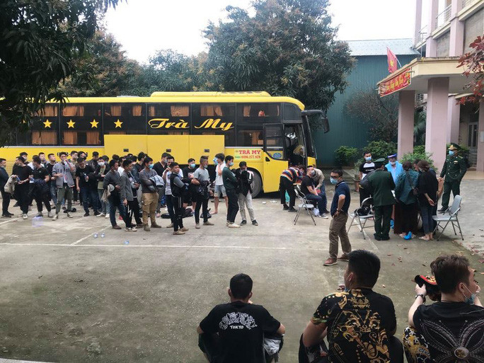Tất cả người Trung Quốc được yêu cầu xuống xe để làm việc với cơ quan chức năng - Ảnh: Đ. Thanh