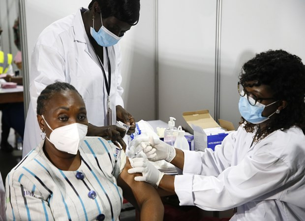 Một quan chức chính phủ Cote d'Ivoire được tiêm vắcxin ngừa COVID-19 tại Abidjan. (Ảnh: THX/TTXVN)
