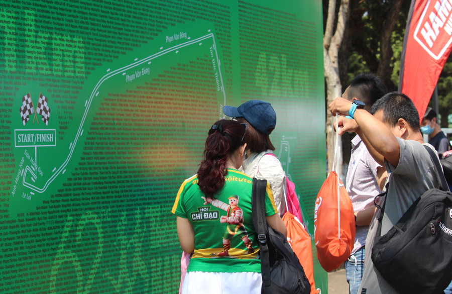 7. Các VĐV xem bảng chỉ dẫn sơ đồ đường chạy của dài-ảnh T.D