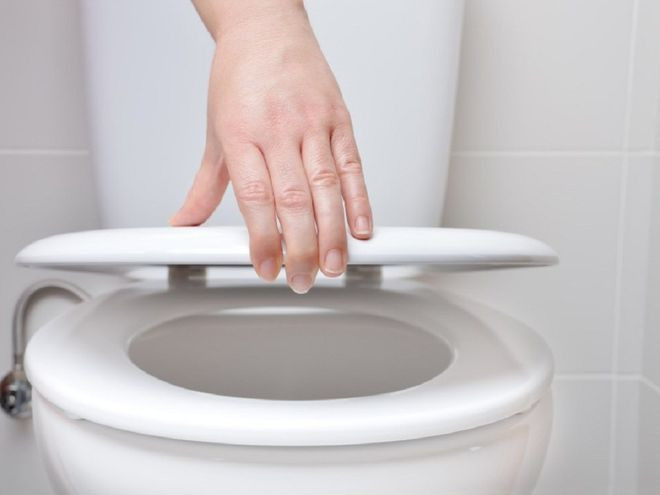 Máu trong phân là một trong những dấu hiệu bệnh có thể khiến người mắc dễ cảm thấy lo sợ ngay khi phát hiện - Ảnh: Shutterstock