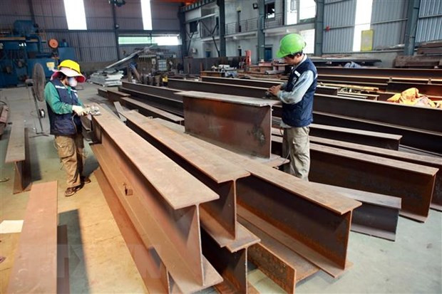 Gia công, sản xuất các sản phẩm thép tại Công ty CP TM Thép Việt Cường (Thái Nguyên) . (Ảnh: Danh Lam/TTXVN)