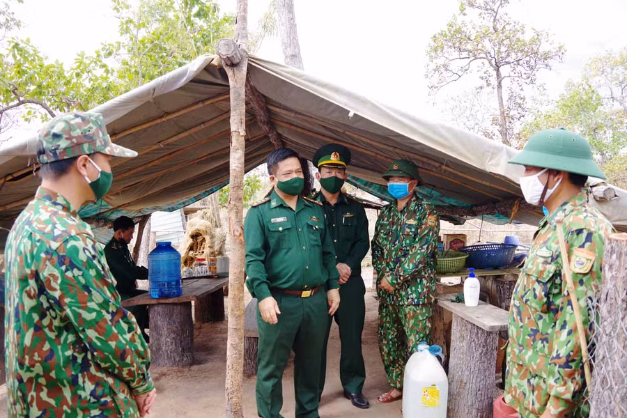 Lãnh đạo Bộ Chỉ huy Bộ đội Biên phòng tỉnh động viên cán bộ, chiến sĩ làm việc trên tuyến biên giới. Ảnh: Vĩnh Hoàng