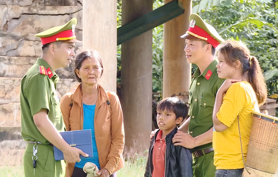 Cán bộ Công an xã Ia Ka (huyện Chư Păh) vận động người dân cảnh giác trước âm mưu thủ đoạn tuyên truyền, lừa phỉnh của kẻ xấu. Ảnh: Nguyễn Hữu