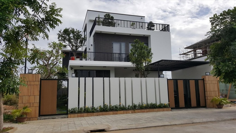 Với những người yêu thích thiên nhiên, thường trồng những hàng rào cây xanh uốn lượn quanh cổng vừa đơn giản mộc mạc mà thanh cao. Mang sinh khí từ cổng vào cho ngôi nhà. Đồ họa: Phương Duy