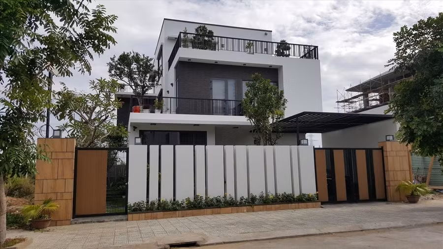 Với những người yêu thích thiên nhiên, thường trồng những hàng rào cây xanh uốn lượn quanh cổng vừa đơn giản mộc mạc mà thanh cao. Mang sinh khí từ cổng vào cho ngôi nhà. Đồ họa: Phương Duy