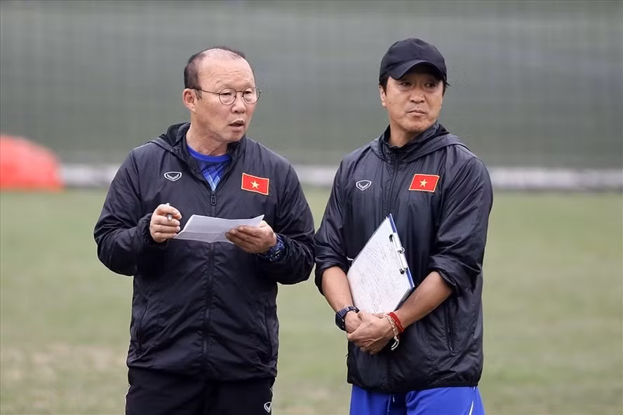 Huấn luyện viên Park Hang-seo và trợ lý Lee sẽ có những tính toán cụ thể về vấn đề nhân sự sau khi theo dõi các trận đấu ở V.League 2021. Ảnh: H.A