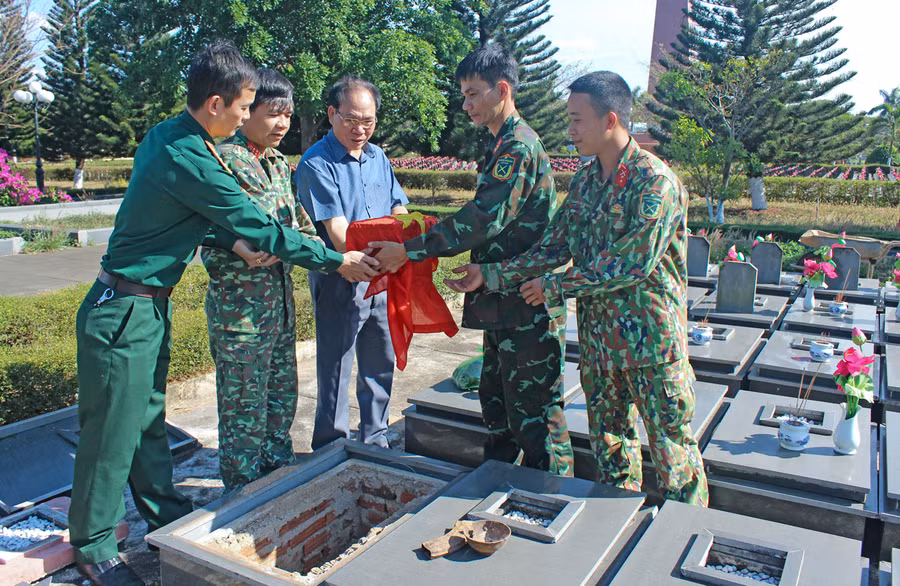 An táng hài cốt liệt sĩ tại Nghĩa trang Liệt sĩ tỉnh Gia Lai. Ảnh: Chu Thế Hoài